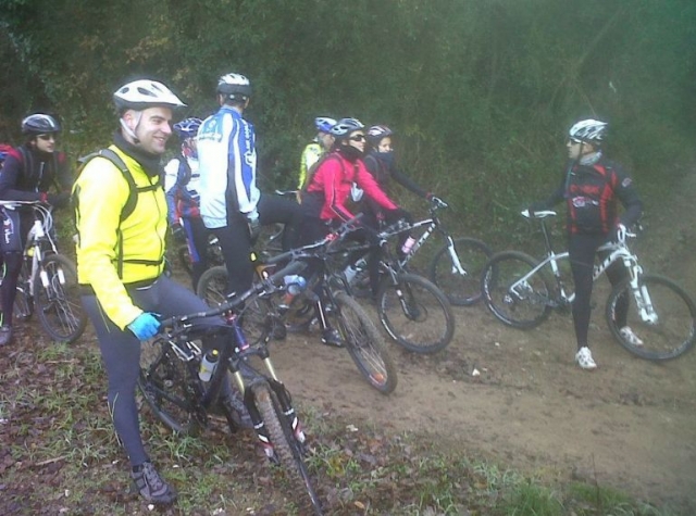  grupo de ciclistas nas montanhas 